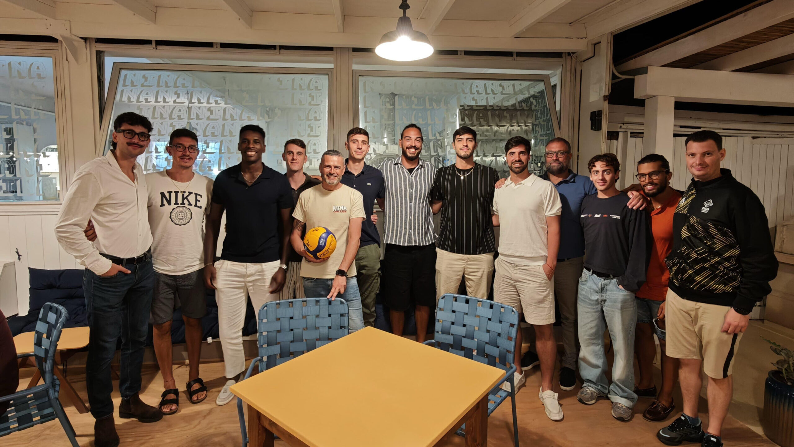 La formazione della Plus Volleyball Sabaudia nel momento del raduno in vista della stagione 2025/26. La squadra ha già iniziato la preparazione