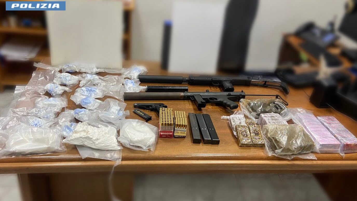 Un uomo di 57 anni è stato arrestato dalla polizia a Roma perchè è stato trovato con armi e 7kg di droga in garage