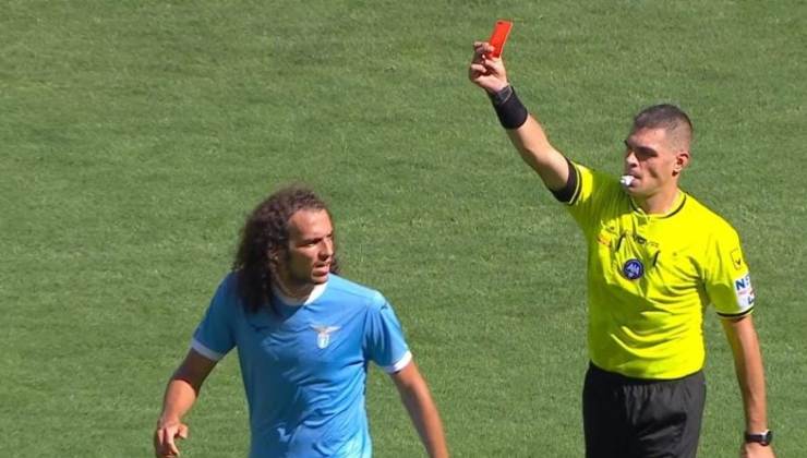 Il momento in cui il centrocampista laziale viene espulso. Il giudice sportivo lo ha fermato per due giornate e così Guendouzi salterà i prossimi impegni della Lazio