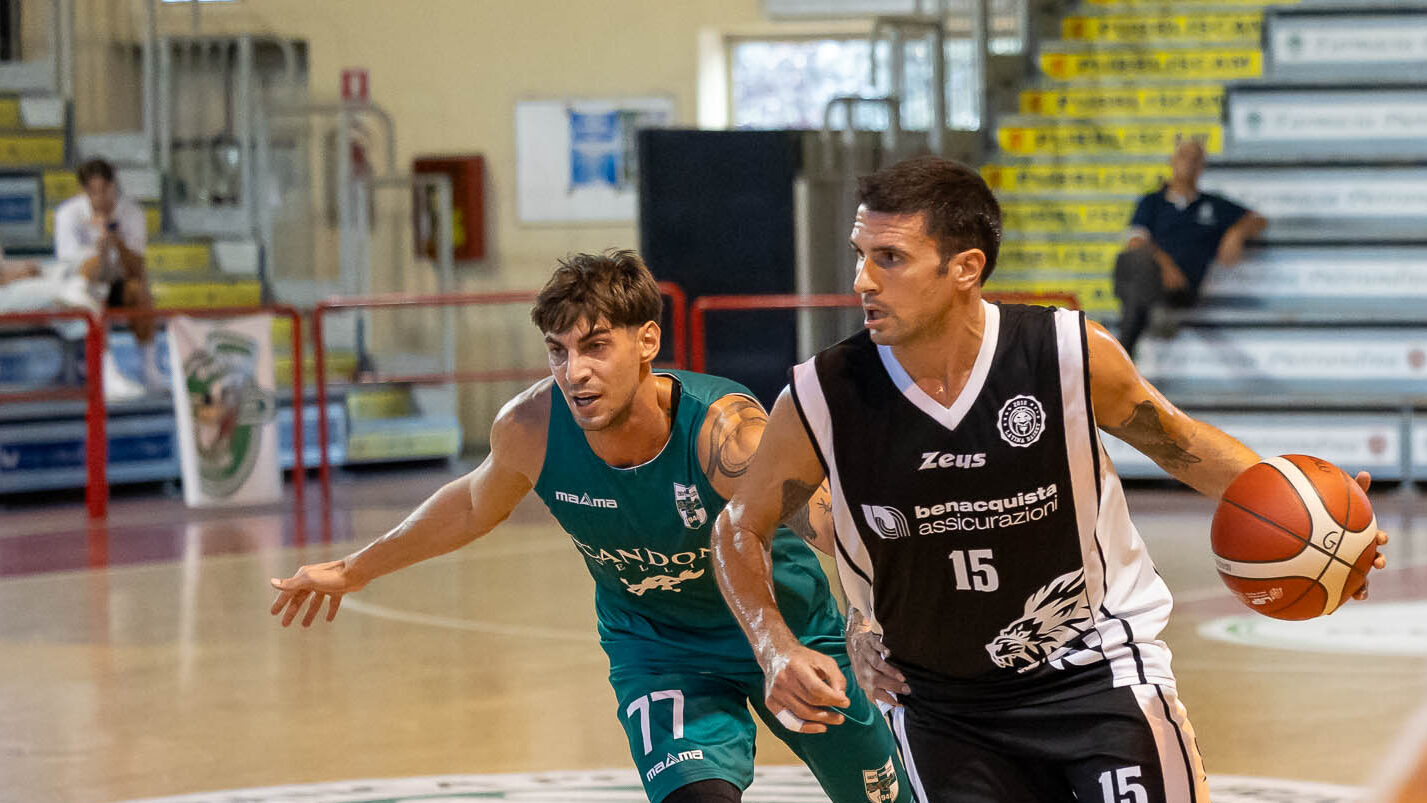 Il capitano del latina Basket Andrea Pastore in un'azione di gioco della pre-season con la maglia della formazione pontina