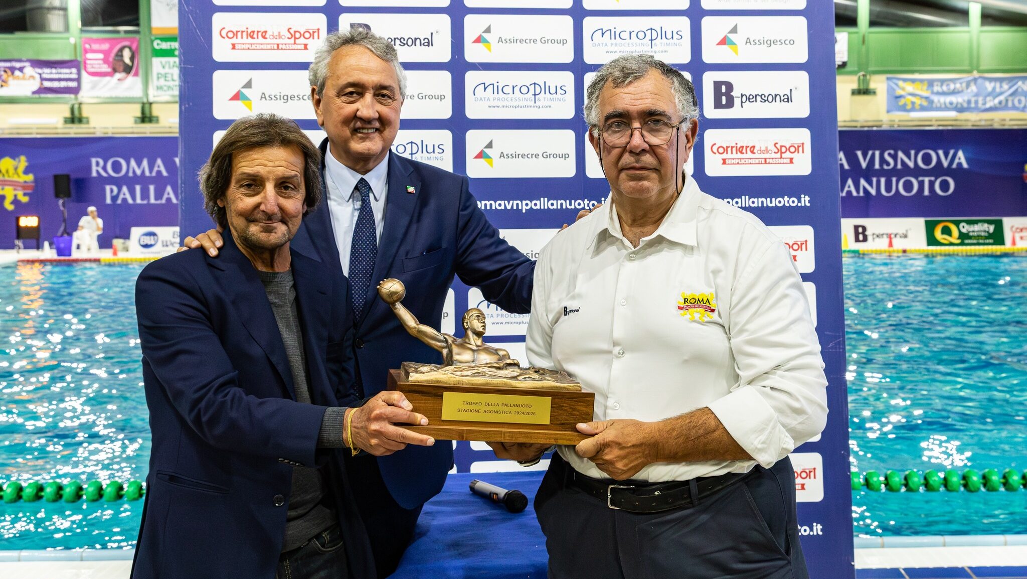Doppia soddisfazione per la Vis Nova nella 4^ giornata di pallanuoto maschile. Nel campionato di A1 Ortigia viene battuta 16-14 e viene consegnato il Trofeo del giocatore e la Calottina d'Argento al presidente Ferraro