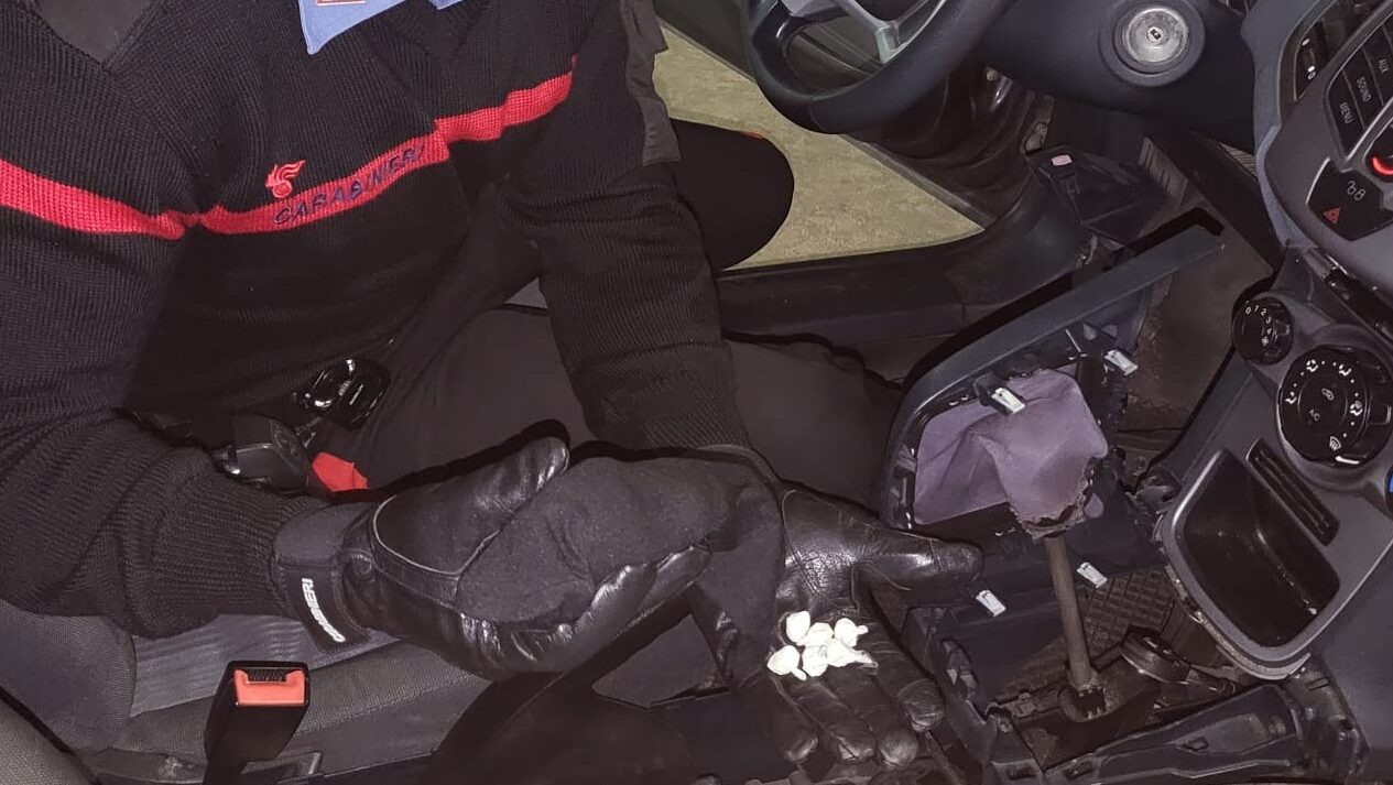 Un 28enne è stato arrestato dai carabinieri a seguito di un controllo. Nascondeva droga e soldi in un paio di calzini