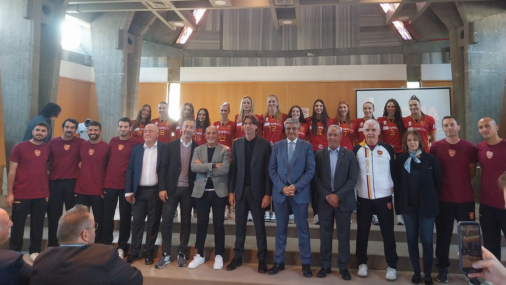 La Roma Volley si presenta ai propri tifosi a due giorni dall'inizio del campionato di Serie A2. L'obiettivo è l'immediata risalita in A1. Qui la foto di gruppo con squadra, staff tecnico, dirigenza del club e l'assessore allo Sport e Grandi eventi di Roma Capitale Alessandro Onorato