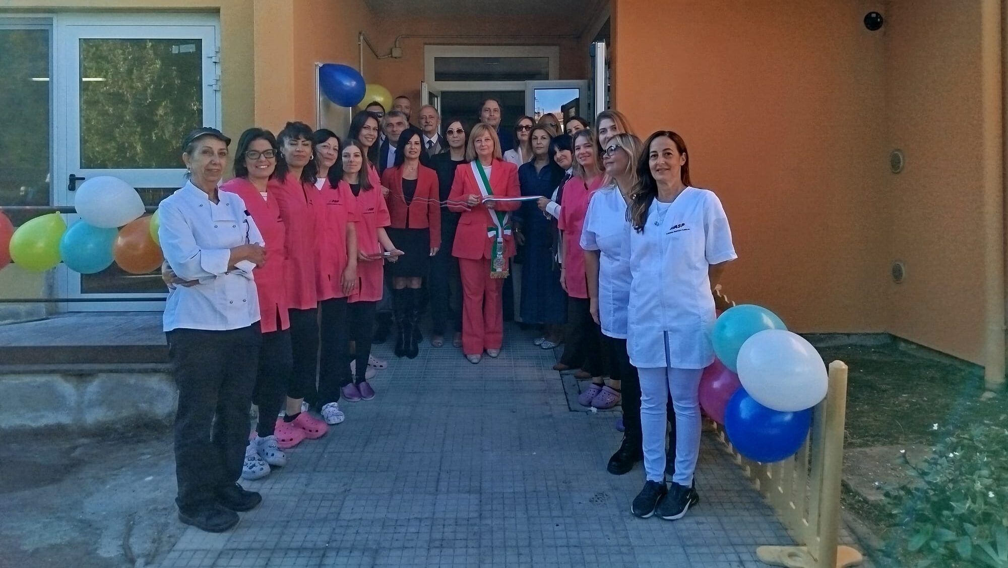 L'inaugurazione del Polo per l'infanzia di Ciampino con il taglio del nastro da parte della sindaca Emanuela Colella. la struttura accompagnerà i bambini fino alla prima elementare essendo proprio per quelli da 0-6 anni
