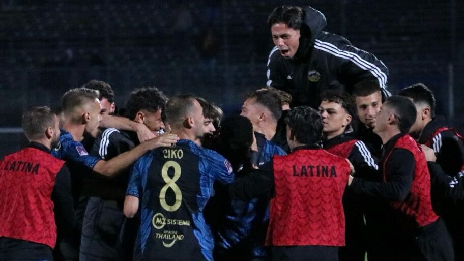 Ekuban match winner di Latina-Benevento, abbracciato dai suoi compagni. I pontini vincono 1-0 la sfida dell'8^ giornata del campionato di Serie C trovando il terzo risultato utile di fila e salendo a 11 punti in classifica.