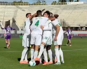 Soulè con Cristante in primo piano e gli altri compagni di squadra durante l'abbraccio dopo il gol del pareggio in Fiorentina-Roma. I giallorossi otto minuti dopo hanno trovato la rete del definitivo 1-2 proprio con il numero 4 che ha sfruttato un corner di Soulè insaccando di testa