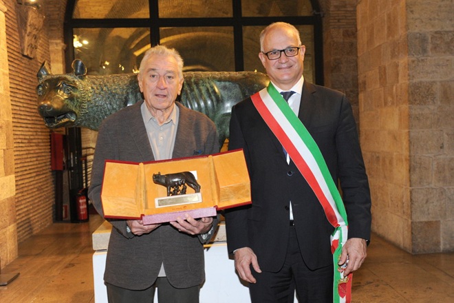 L'attore americano Robert De Niro ha ricevuto dal sindaco di Roma Roberto Gualtieri la Lupa Capitolina. La cerimonia in Campidoglio