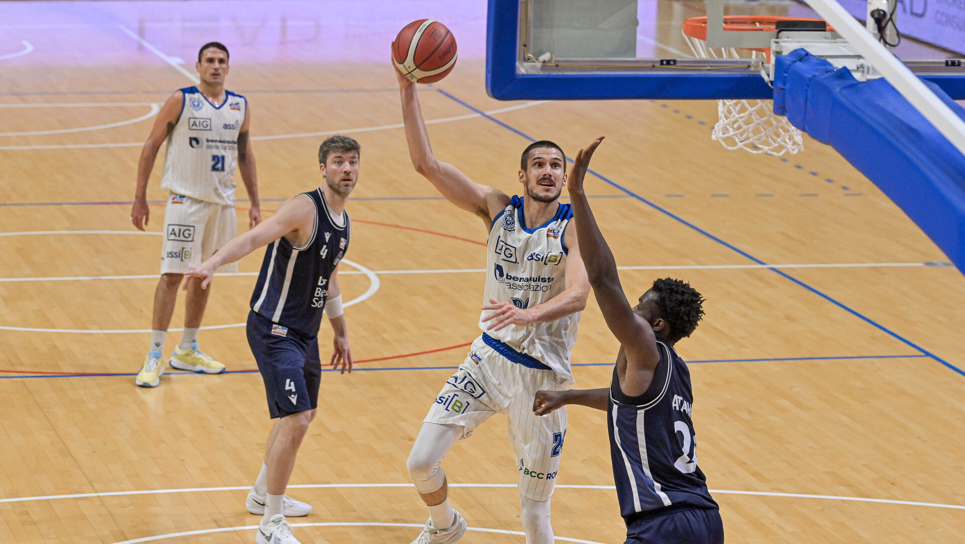 Ultima giornata di andata nel girone di andata del campionato di basket di Serie B Nazionale con il derby fra Latina e Luiss Roma