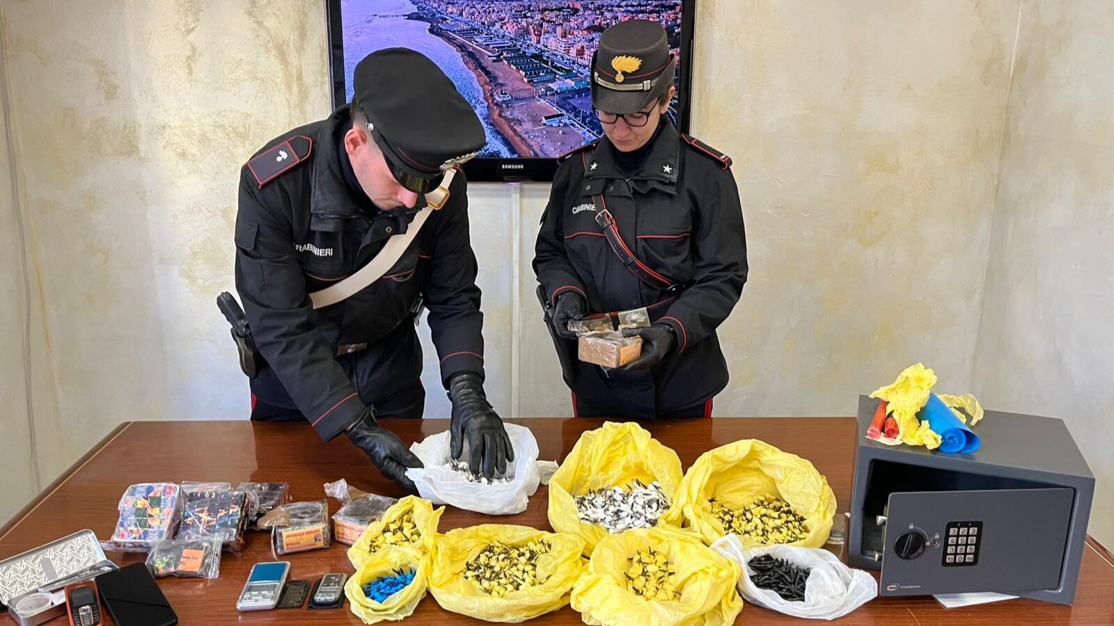 Maxi-blitz dei carabinieri ad Ostia volto al controllo del territorio contro fenomeni criminali e di degrado urbano