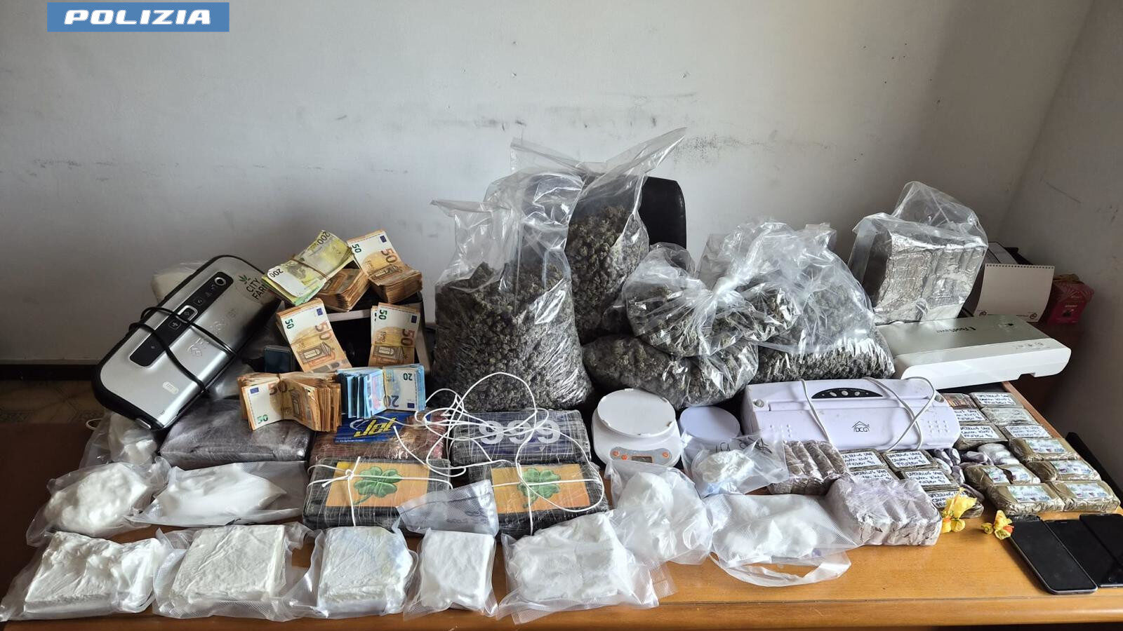La polizia ha scovato a Roma 37 kg di droga e 42mila euro in contanti a Primavalle e ha arrestato un uomo italiano