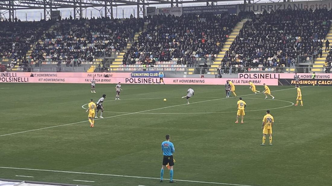 Un gol di Kvernadze regala 3 punti punti al Frosinone che batte Reggiana e resta al comando del campionato di Serie B