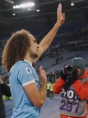 Mateo Guendouzi saluta i tifosi della Lazio prima del suo passaggio al Feenrbahce ringraziandoli per il sostegno ricevuto