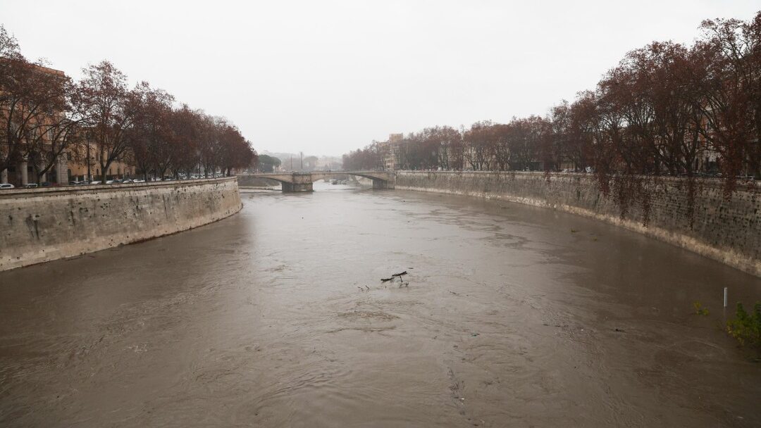 Tevere in piena a Roma a seguito del maltempo che ha colpito la Capitale in queste ore
