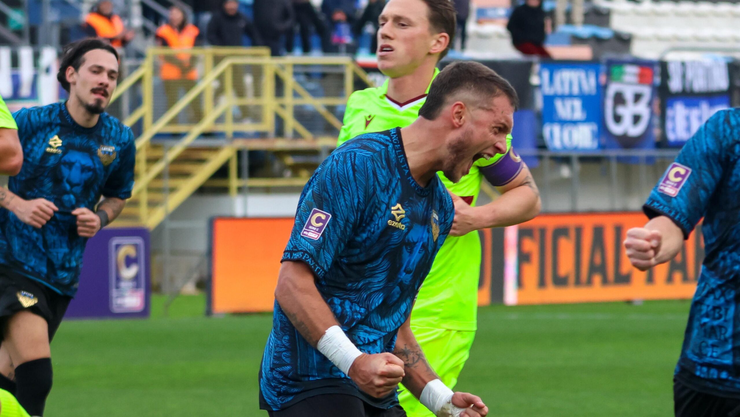 Giacomo Parigi esulta dopo aver segnato il rigore del 2-1 finale nella sfida tra Latina e Trapani