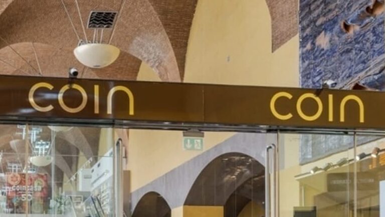 Indagini nei confronti di 21 poliziotti a Roma per furti da Coin in via Giolitti a due passi dalla stazione Termini