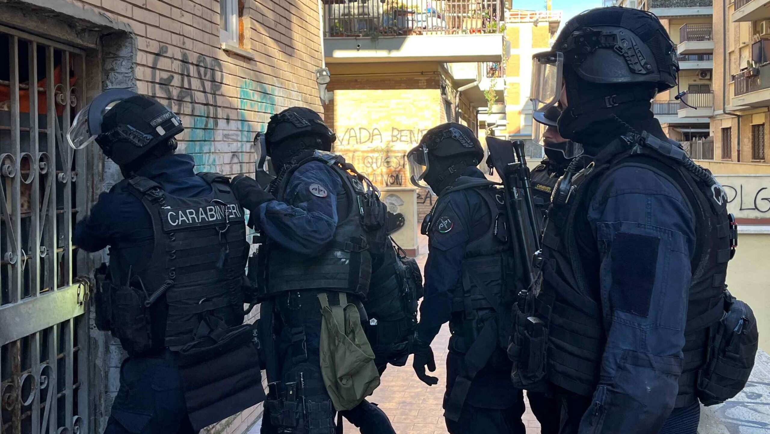 Nuovi controlli dei carabinieri nelle piazze di spaccio di Ostia, stavolta con l'ausilio del Raggruppamento Elicotteri di Pratica di Mare