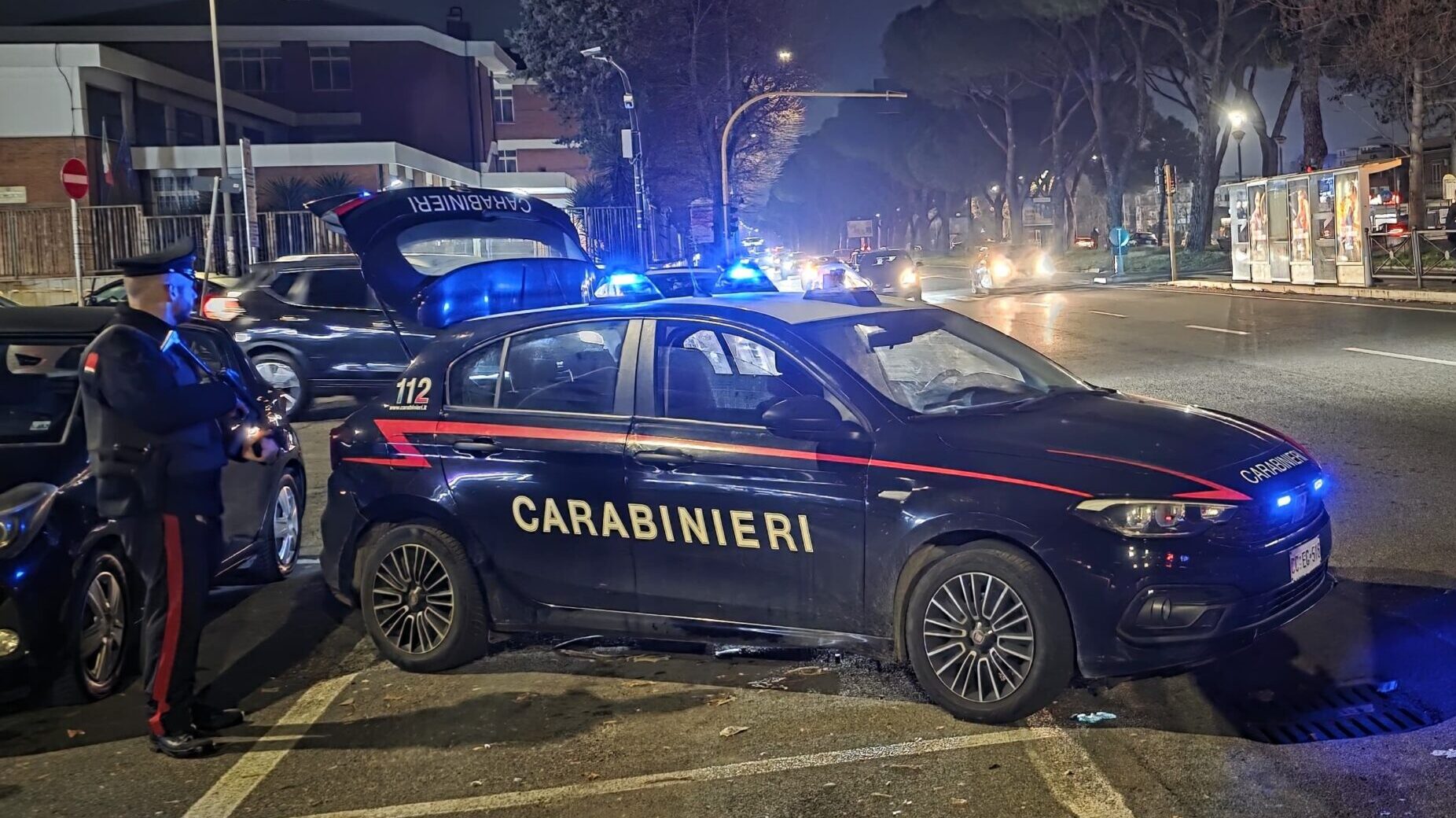 Un 18enne è stato arrestato dai carabinieri a Roma dopo essere stato trovato alla guida senza patente e con un telefono rubato