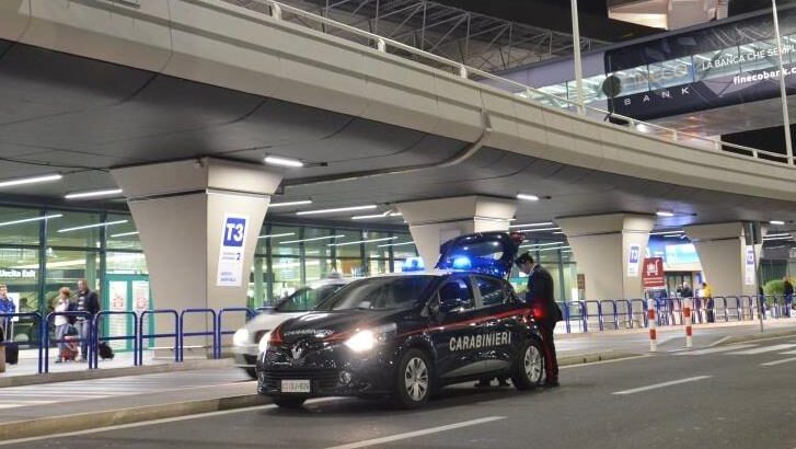 Controlli da parte dei carabinieri contro NCC e abusivi nell'aeroporto di Fiumicino che hanno portato a nove soggetti sanzionati