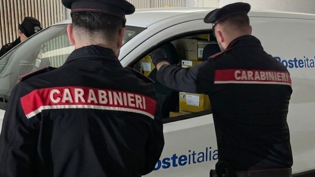 Un 47enne è stato arrestato dai carabinieri a Roma per aver rubato un furgone in dotazione a Poste Italiane