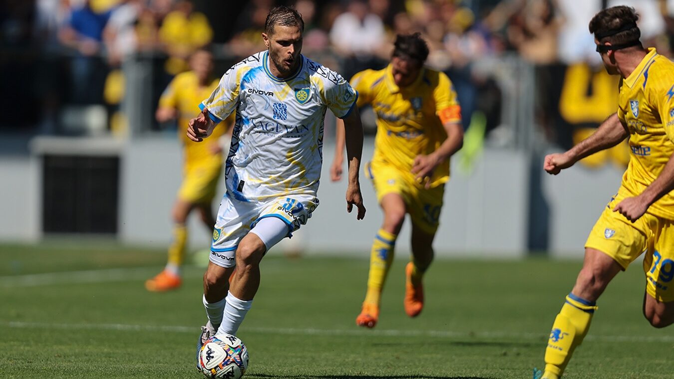 Il Frosinone batte 2-0 la Carrarese nella 36^ giornata del campionato di Serie B e resta in corsa per la promozione diretta in A