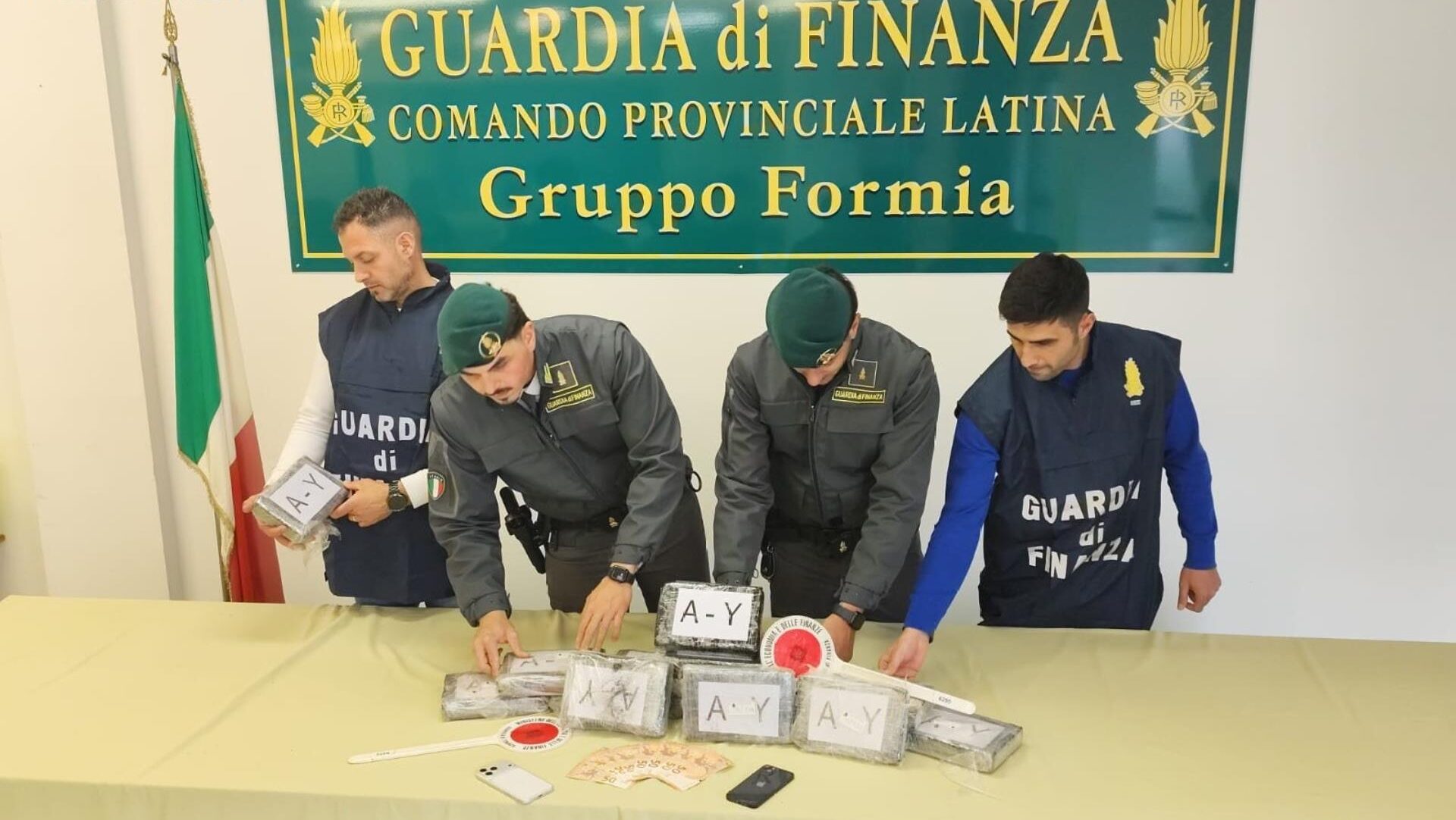 La Guardia di Finanza di Formia ha sequestrato 17,5 kg di cocaina ad una donna che proveniva dalla Campania