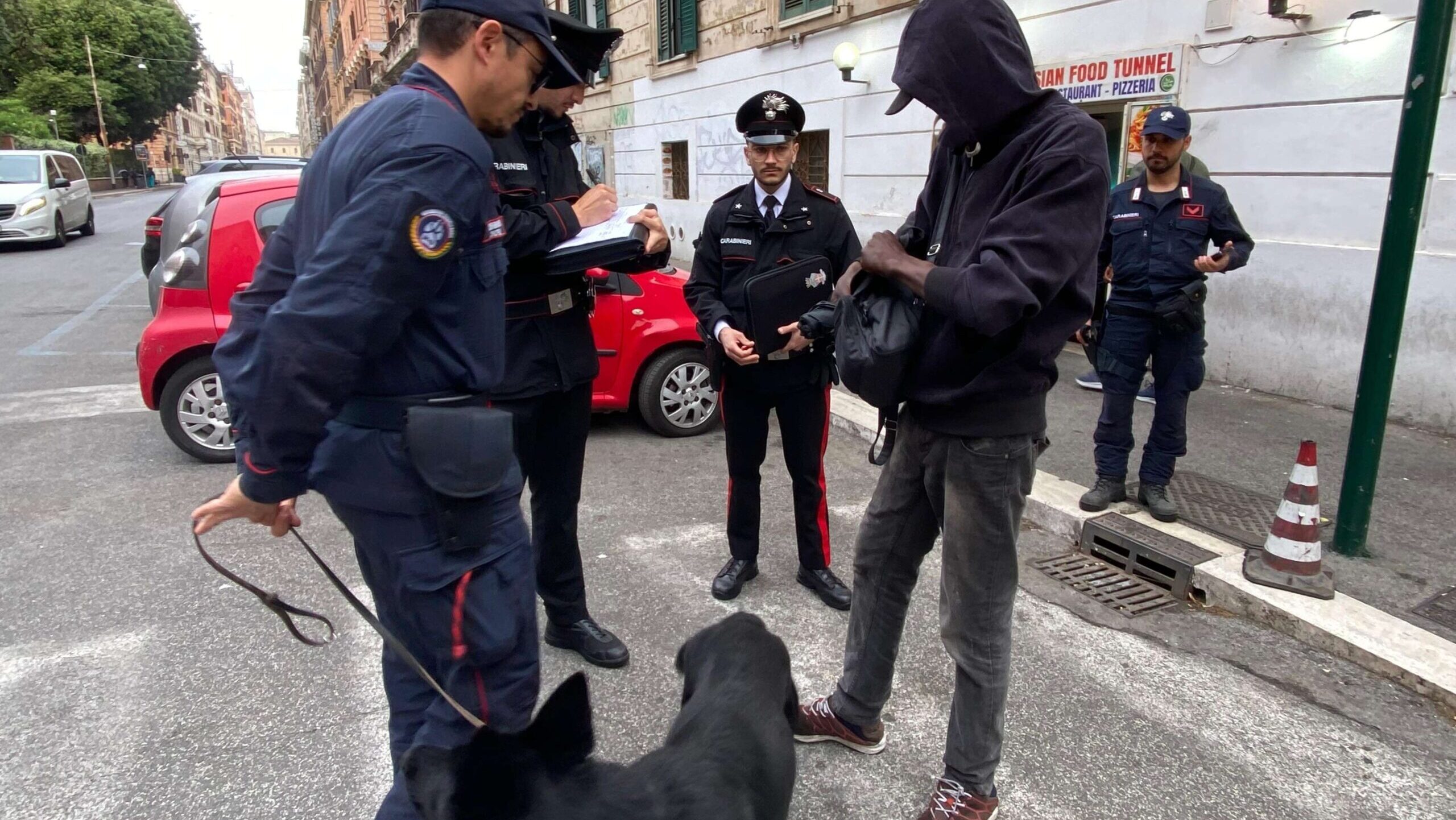 Proseguono i controlli dei carabinieri nella zona della stazione Termini di Roma: arresti e denunce anche in questa occasione