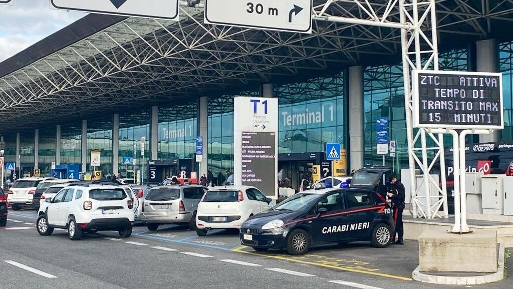 I carabinieri hanno realizzato un'operazione per contrastare gli NCC abusivi nella zona dell'aeroporto di Fiumicino