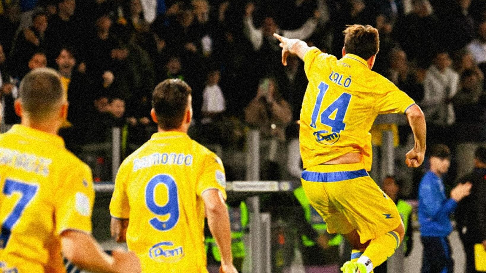 Il Frosinone batte il Mantova 5-0 e viene promosso in Serie A per la quarta volta nella sua storia e con il record di punti
