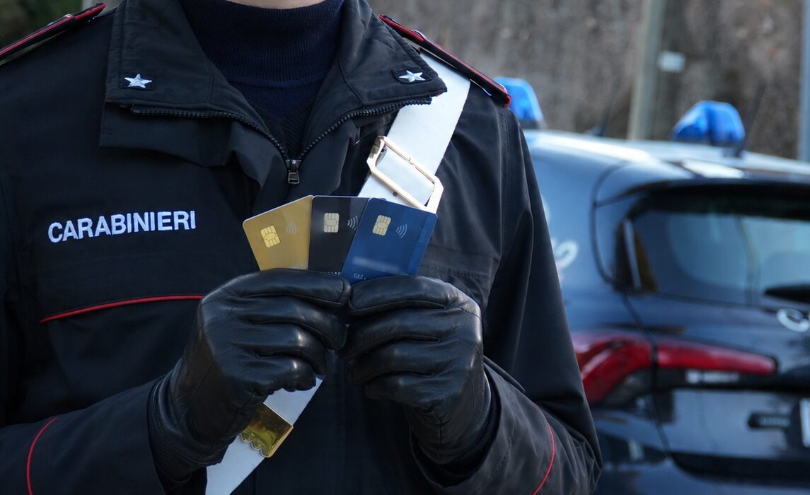 Un uomo di 33 anni è stato arrestato dai carabinieri mentre faceva shopping al centro commerciale con carte di credito rubate