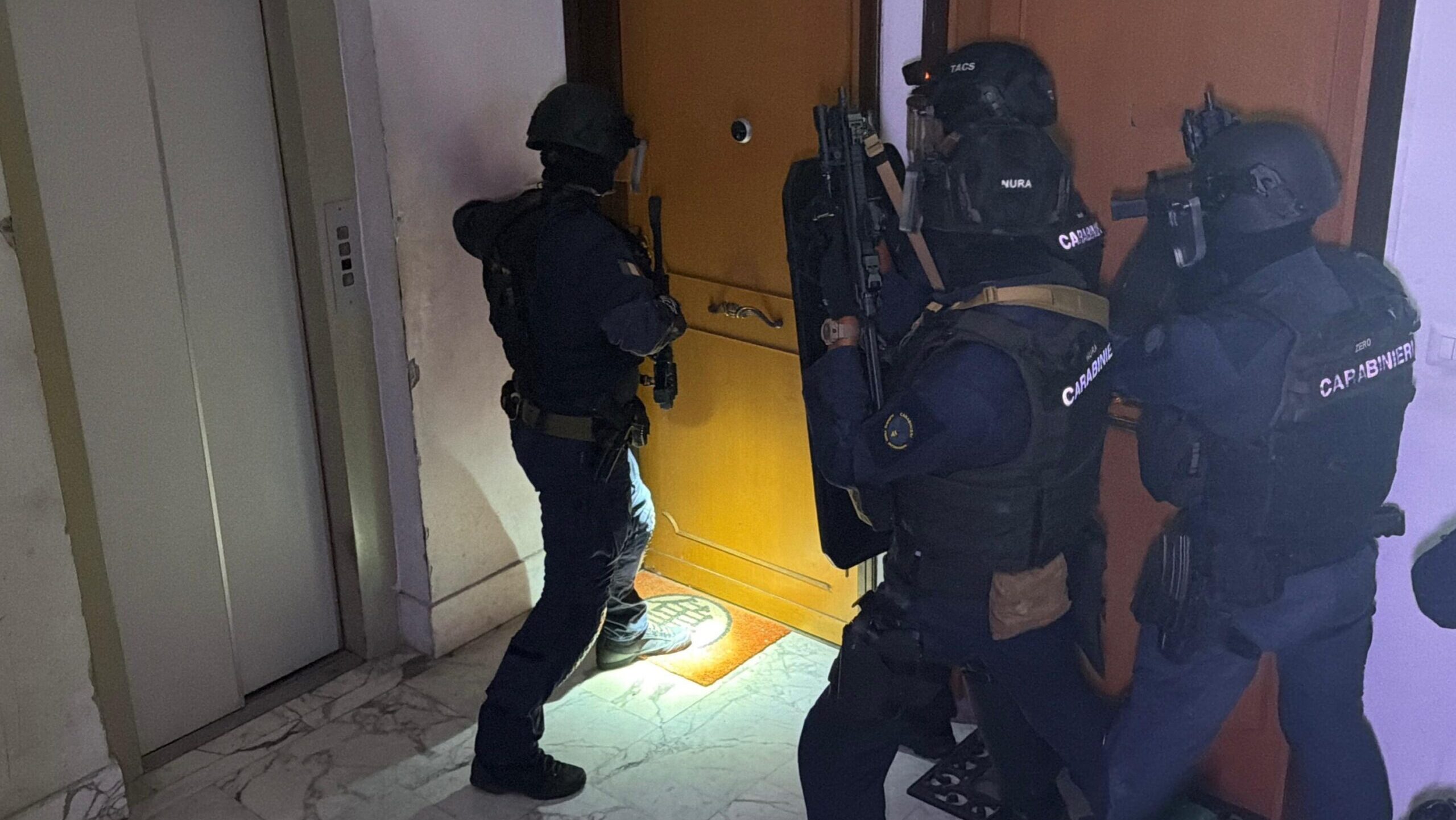 I carabinieri hanno compiuto sette arresti nei confronti di persone ritenute appartenenti ad un'organizzazione criminale di Roma