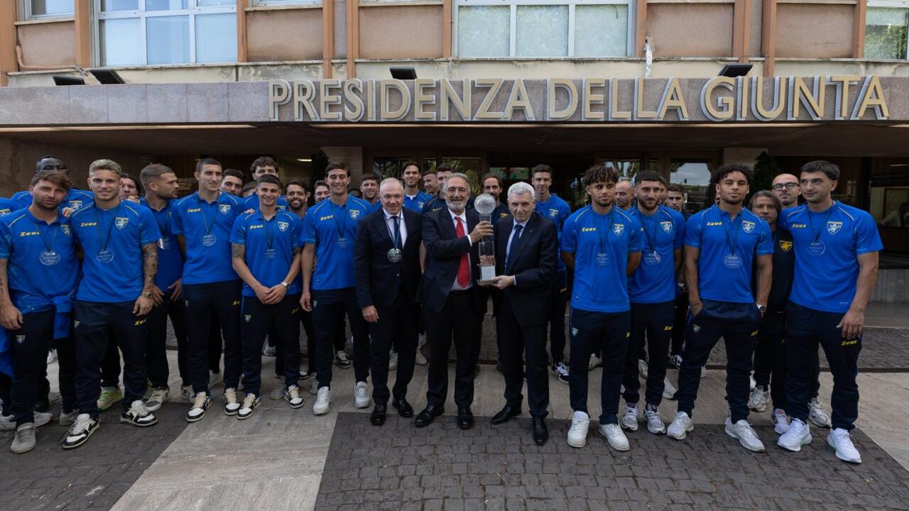 Il Frosinone Calcio è stato ricevuto e premiato in Regione Lazio dal presidente Francesco Rocca. Presenti squadra, staff e dirigenza
