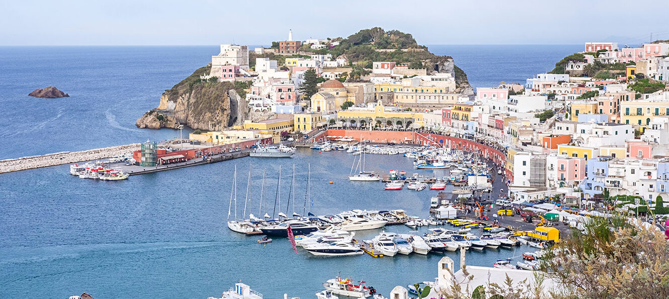 Una rissa sull'isola di Ponza è finita a coltellate con uno dei quattro protagonisti trasportato in ospedale in eliambulanza