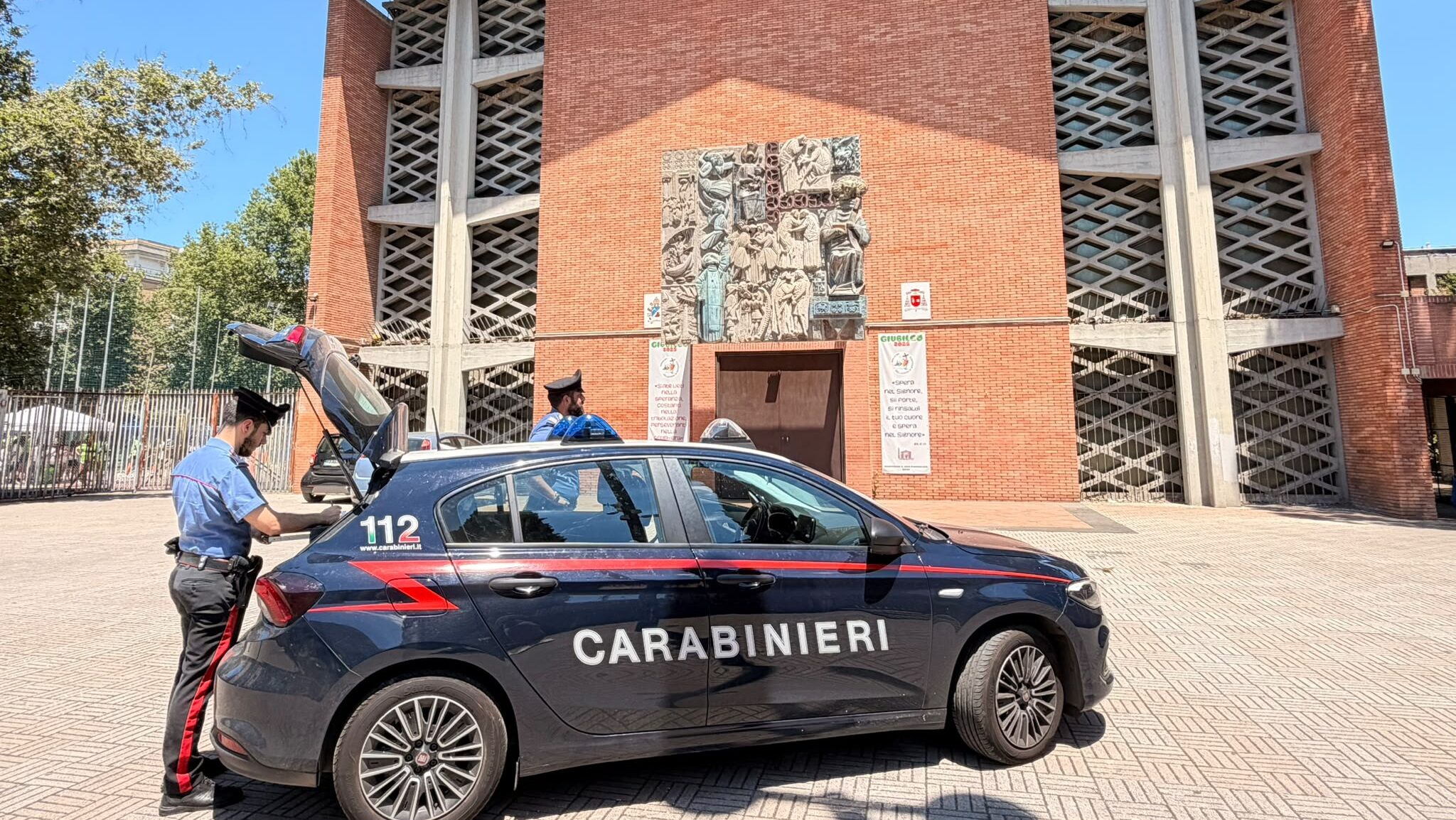 Un 18enne è finito in manette a Roma dopo essere stato sorpreso a spacciare nel cortile della parrocchia del quartiere