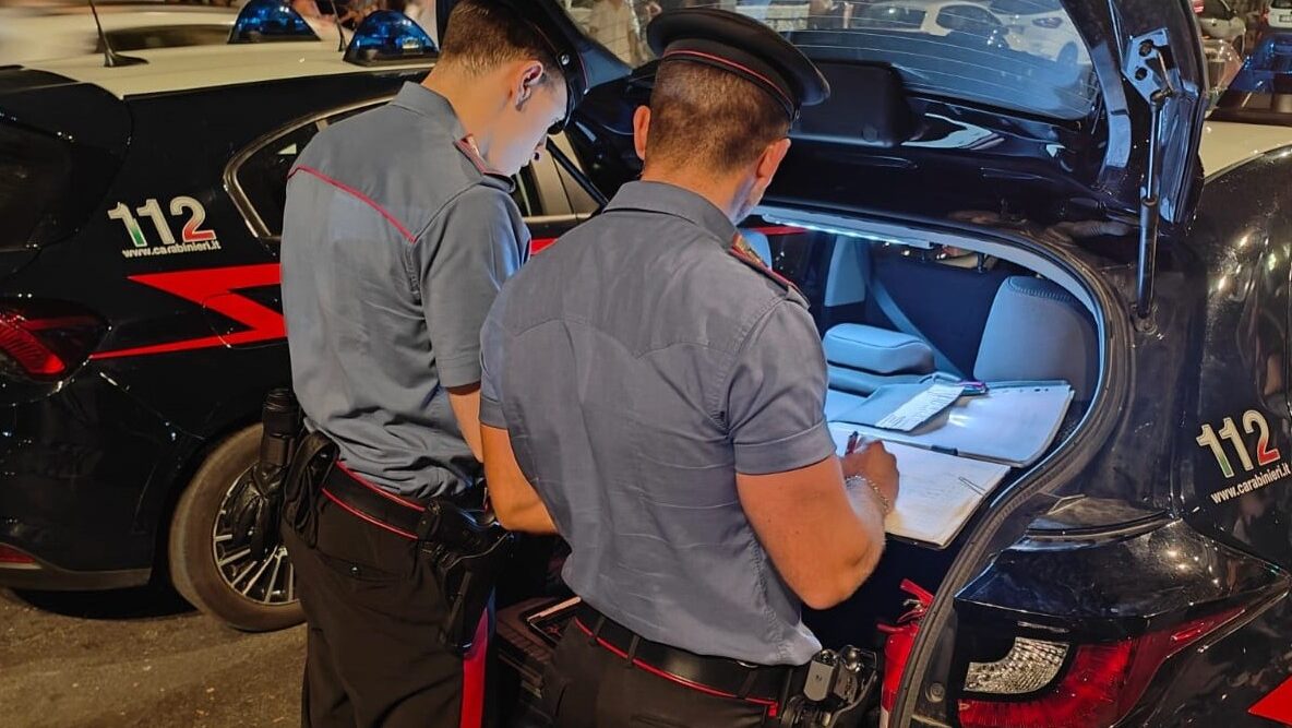 Un Uomo di 57 anni che voleva farla finita è stato salvato dai carabinier i a Roma dopo che stava per cadere nel vuoto