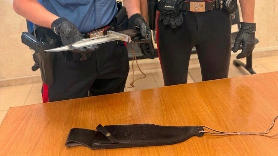 Un uomo è stato arrestato dai carabinieri ad Ostia perchè girava con un coltello di 50 cm che sporgeva dalla mimetica