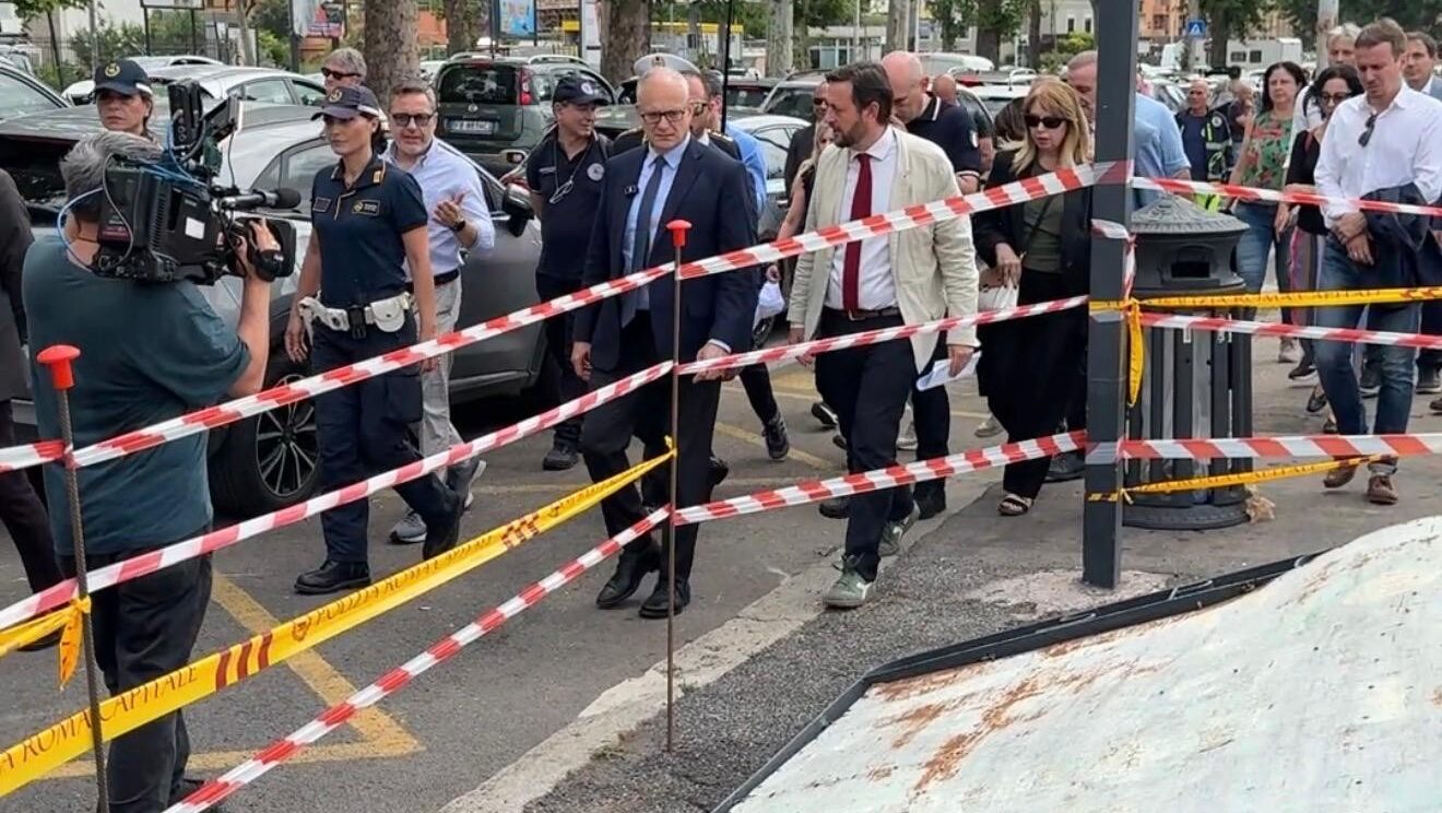 Il sindaco di Roma Roberto Gualtieri ha effettuato un sopralluogo in zona Montesacro dopo il tornado dei giorni scorsi