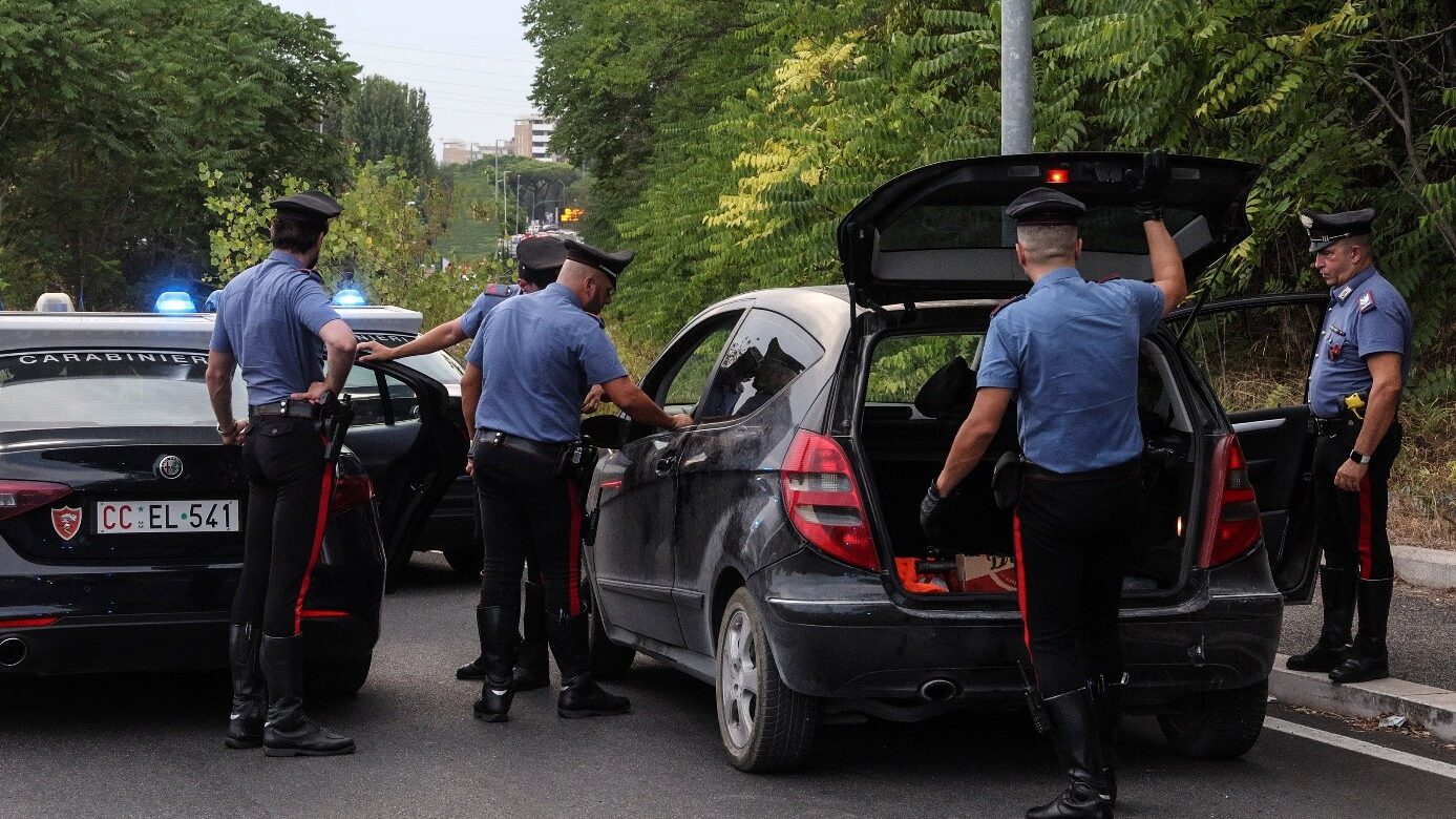 Guidavano un'auto rubata e non si sono fermati all'alt dei carabinieri che li fermano li arrestano: cosa è accaduto a Roma