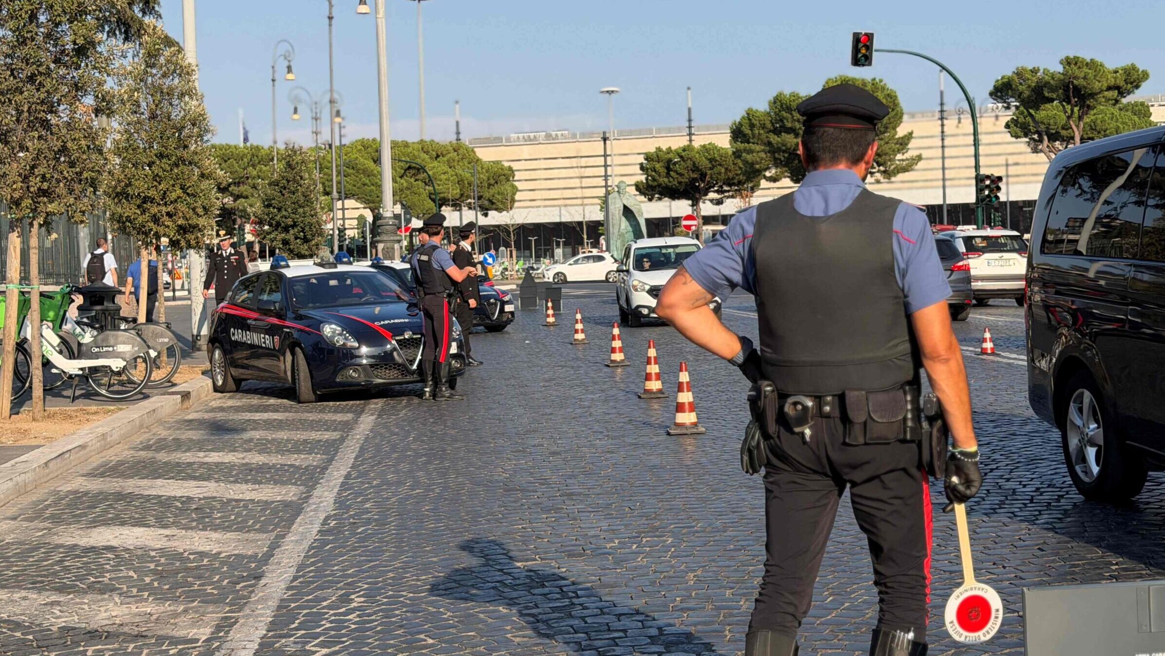 I carabinieri ancora protagonisti di controlli nell'area della stazione Temrini di Roma: 19 le persone arrestate