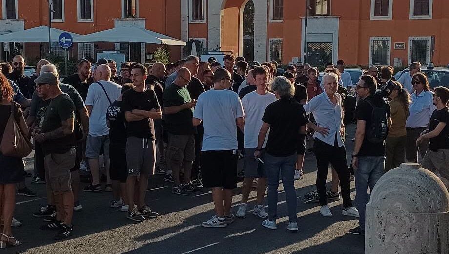 I tifosi del Latina hanno affisso un volantino sulla sede del Comune a seguito della manifestazione con 11 domande all'amministrazione