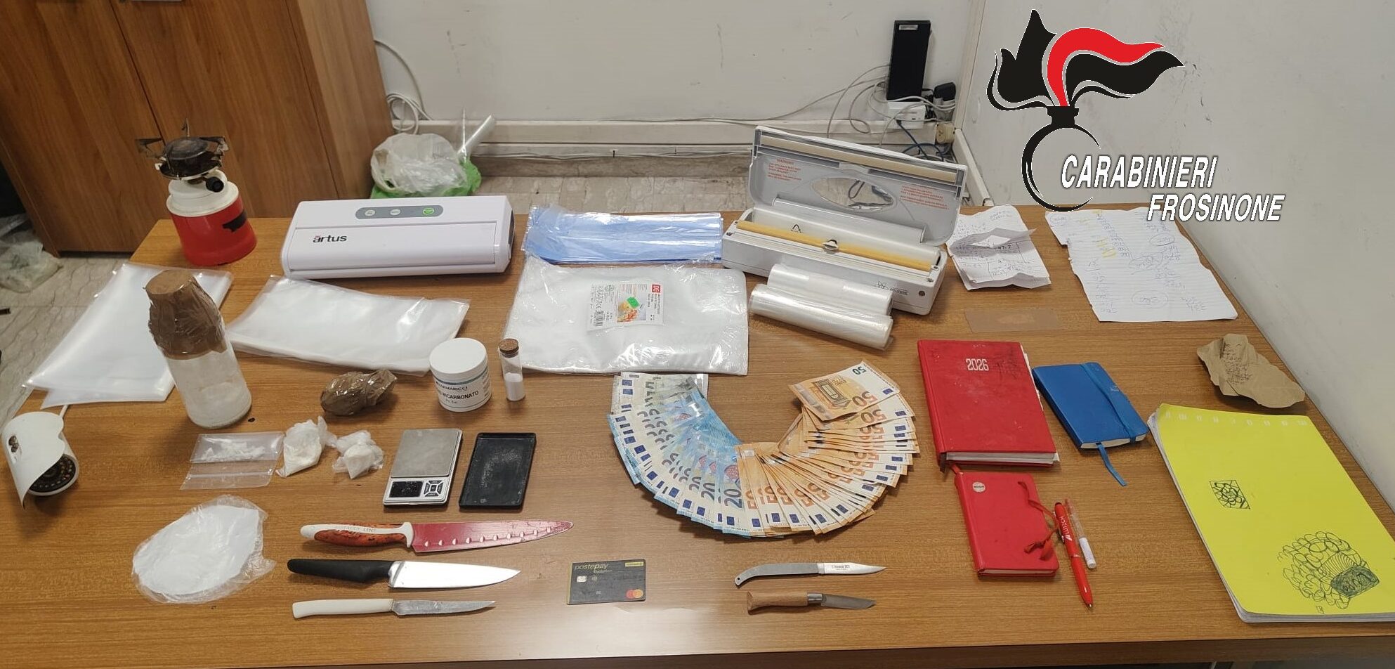 I carabinieri hanno sgominato una piccola banda composta da 4 persone dedita allo spaccio di stupefacenti a Frosinone. I dettagli
