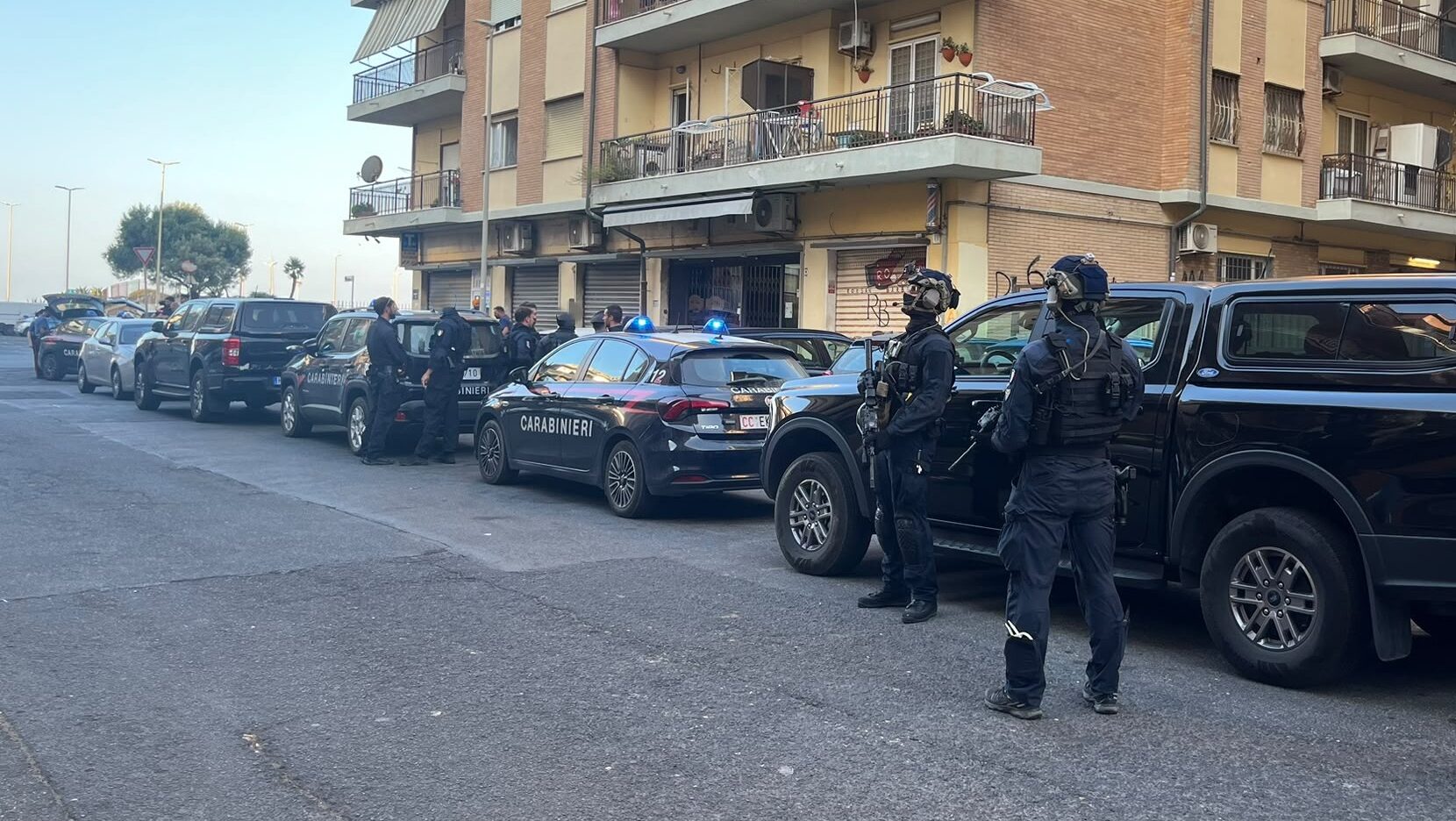 I carabinieri hanno effettuato una maxi operazione in una delle piazze di spaccio della zona con l'ausilio dei paracadutisti "Tuscania"