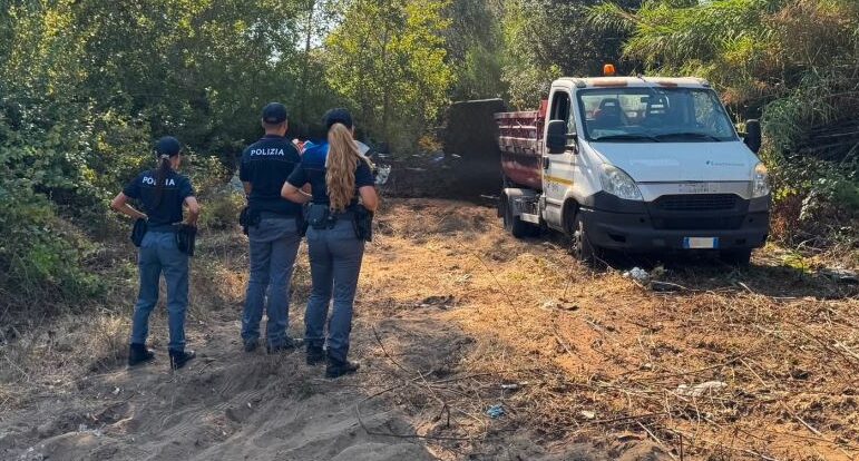 La polizia ha scovato e rimosso un accampamento di fortuna nella pineta delle acque rosse di ostia: i dettagli
