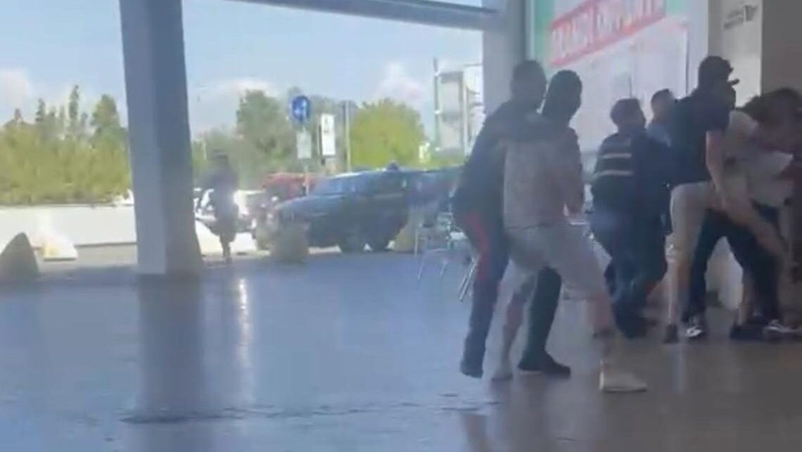 Due gruppi di Rom hanno scatenato una rissa all'ingresso del centro commerciale Aprilia 2: i dettagli di quanto accaduto