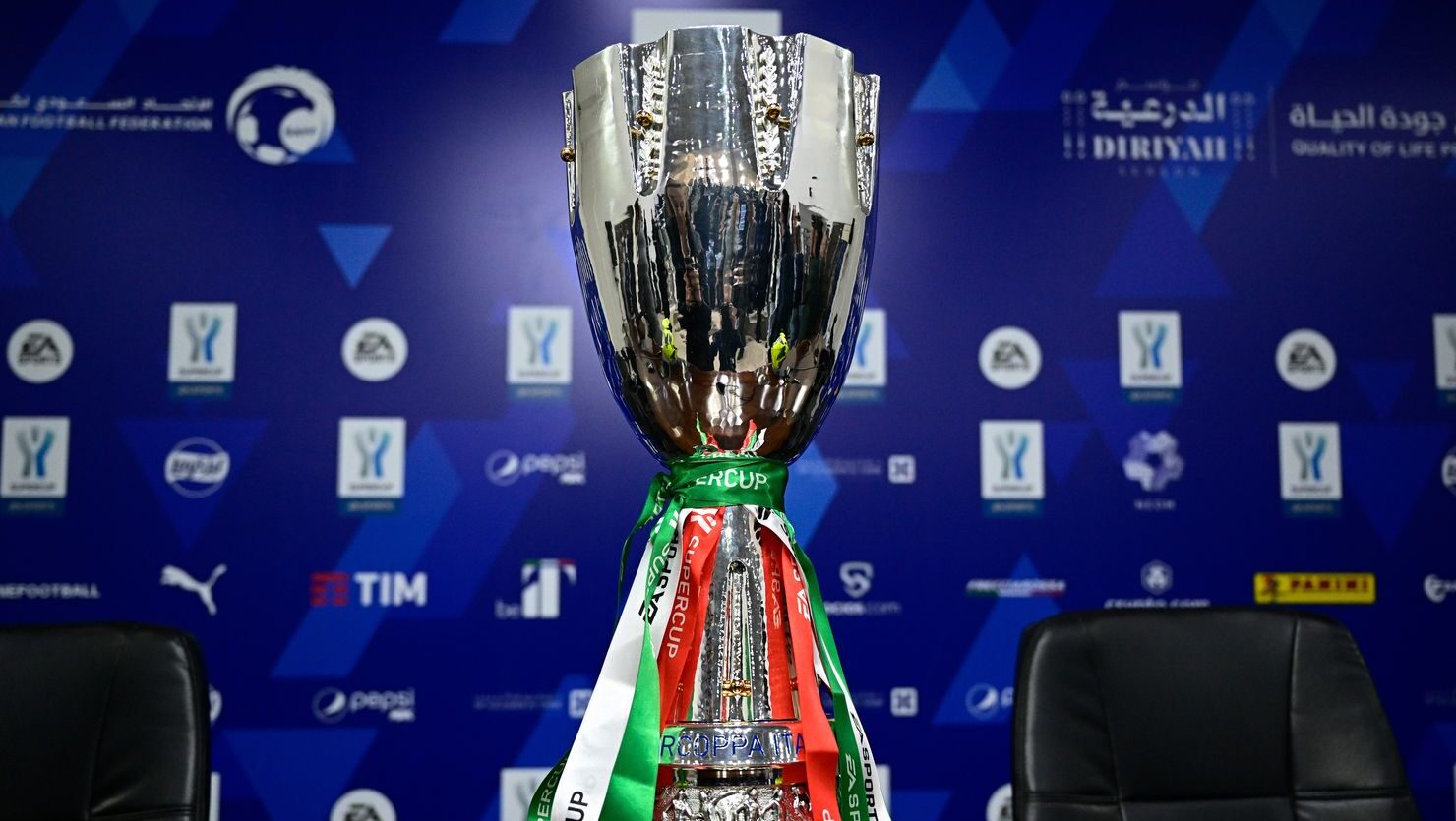 La Supercoppa Italiana tra Inter e Lazio si giocherà a San Siro il prossimo 22 dicembre. Il trofeo torna così in Italia