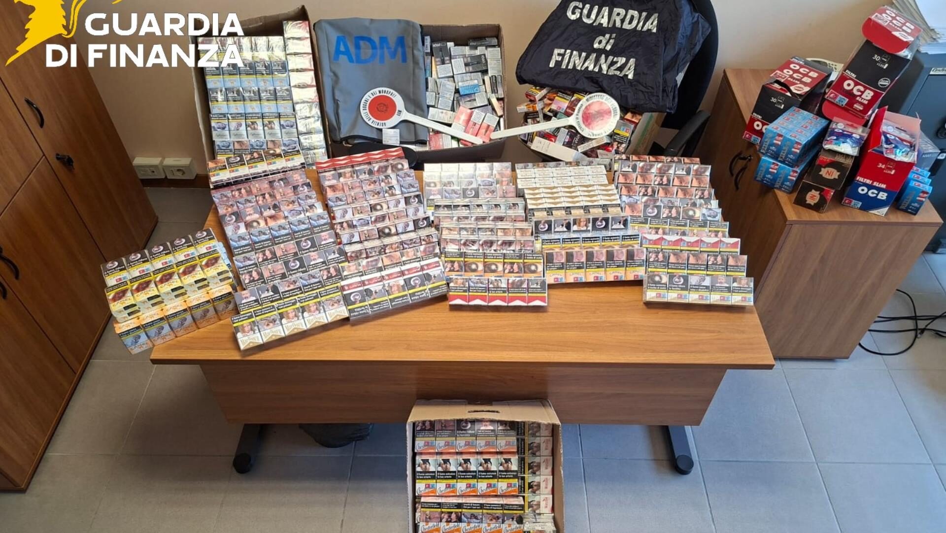 La Guardia di Finanza ha sequestrato 48 kg di sigarette a Rieti insieme a 20mila articoli da fumo: i dettagli
