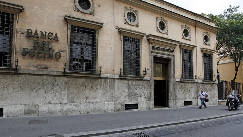 I carabinieri del nucleo investigativo di Roma hanno perquisito la sede di banca del Fucino e gli uffici dei vertici per aggiotaggio