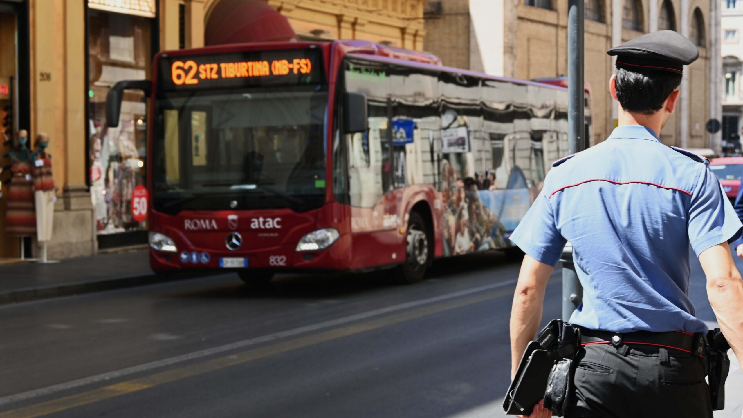 I carabinieri hanno effettuato cinque arresti a Roma in una specifica operazione contro i furti nelle attività commerciali