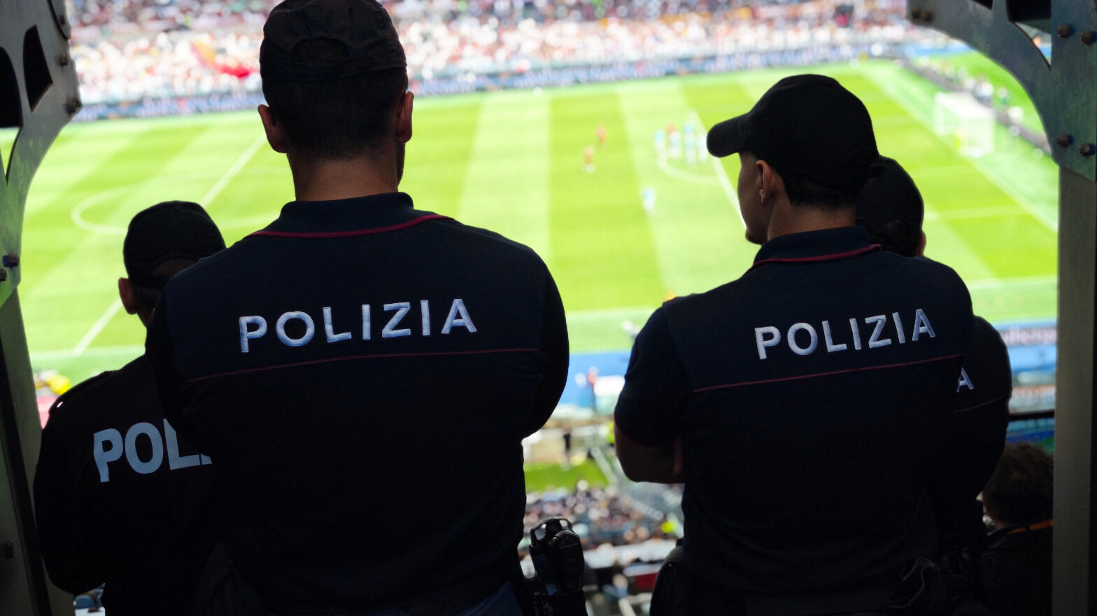 Sono stati 16 i provvedimehti di Daspo emessi dalla Questura di Roma verso altrettanti tifosi della Roma per i saluti romani in Curva Sud