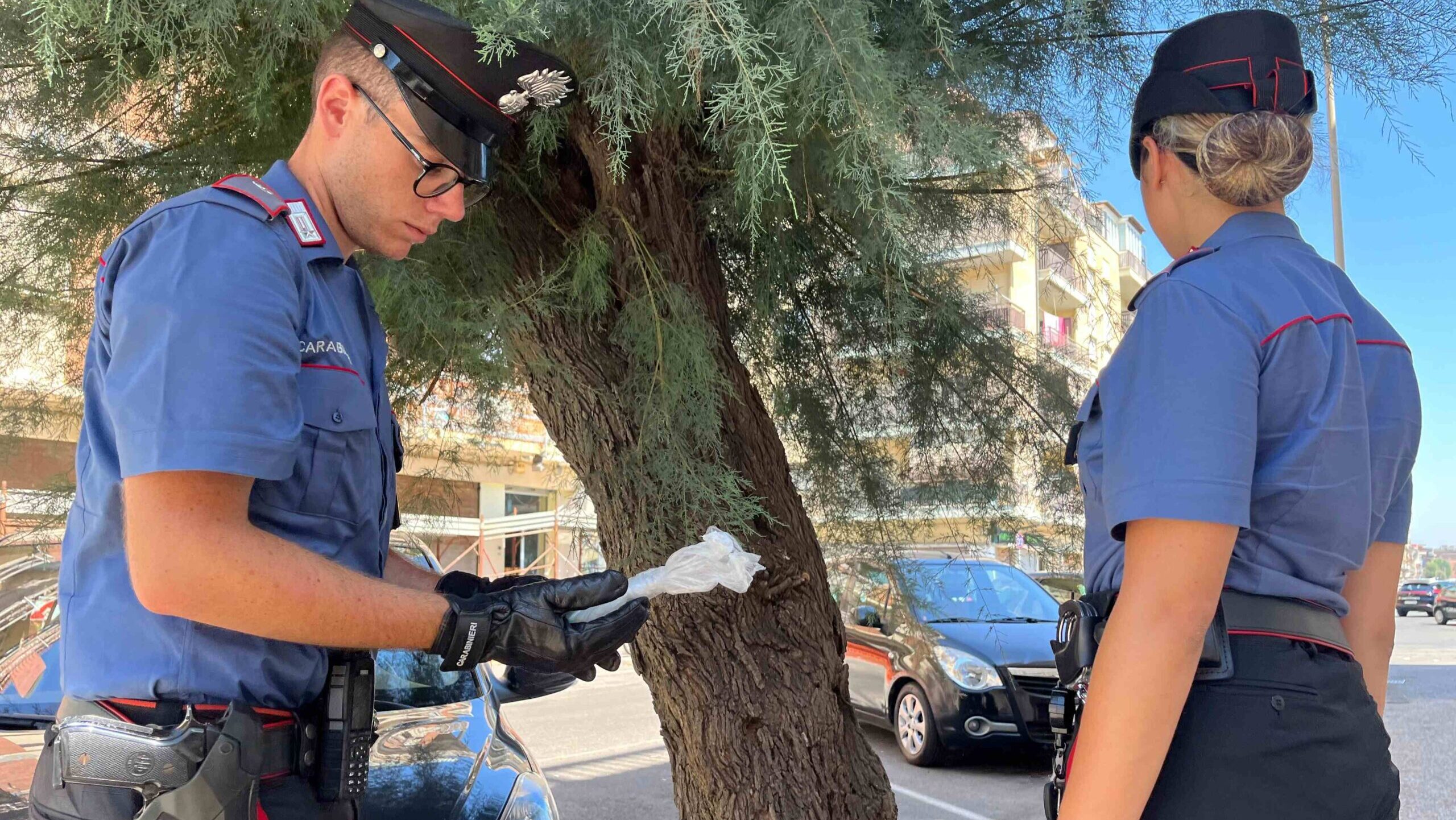 I carabinieri hanno effettuato un altro blitz antidroga d Ostia in tre diverse zone arrestando cinque persone