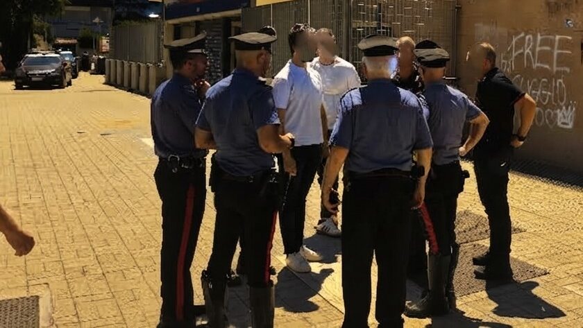 Una violenta rissa a colpi di bottiglie è scoppiata ad Acilia dove i carabinieri hanno arrestato due persone